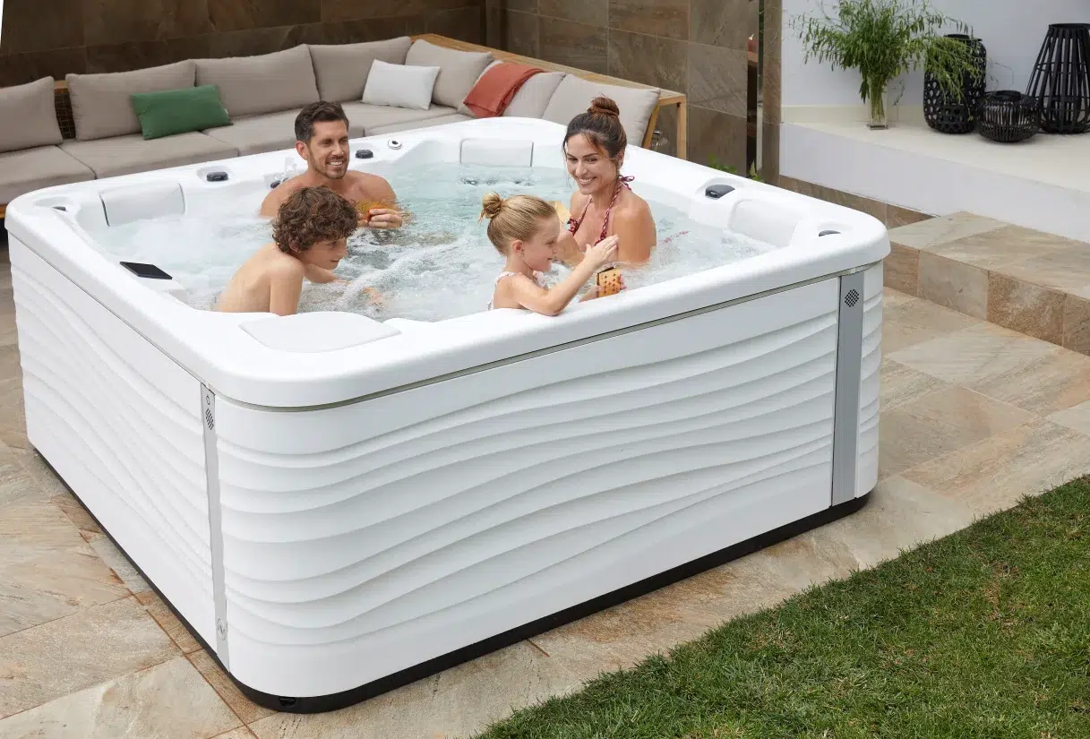 familia en jacuzzi exterior