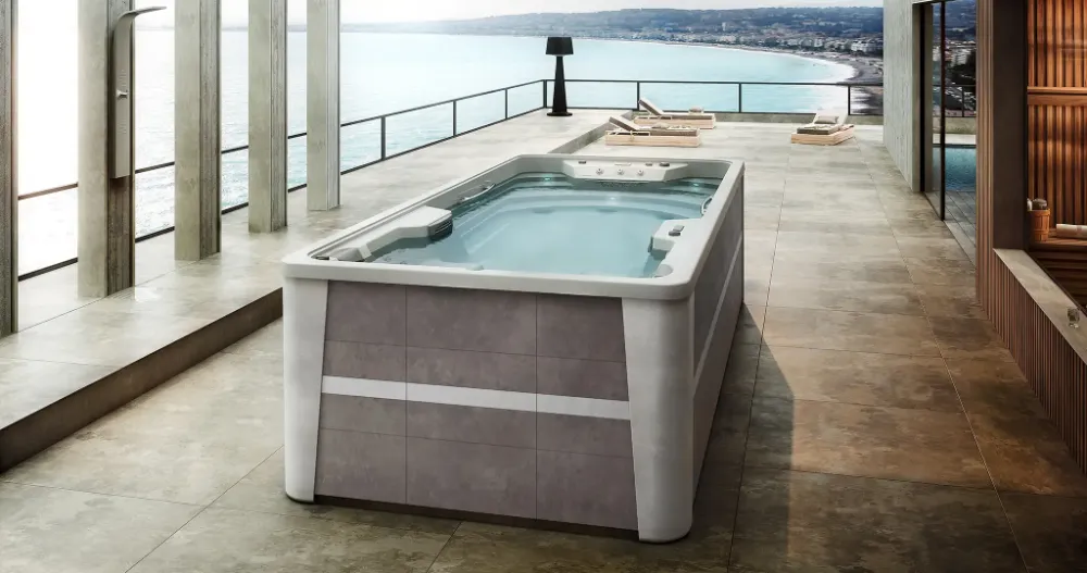 Μίνι πισίνα Aquavia Spa σε βεράντα με θέα στη θάλασσα