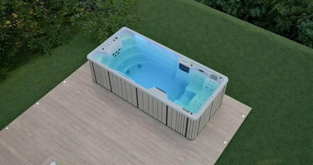 Swim spa Amazon της Aquavia Spa σε ξύλινο deck στον κήπο