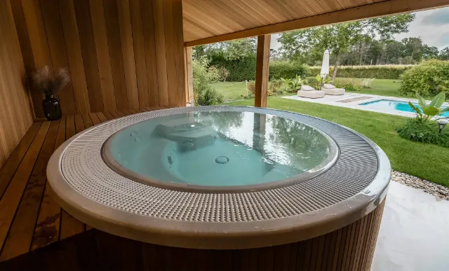 Instalación real del Spa Bali: porche con vistas al jardín
