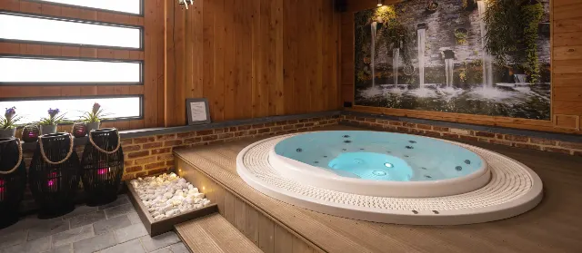 Instalación real del Spa Capri: spa de interior en madera