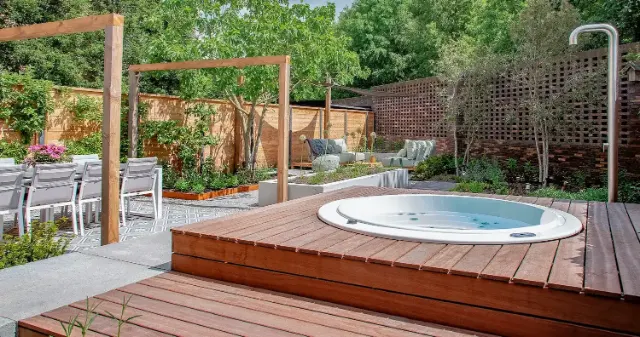 Instalación real del Spa Sundown: jardín con tarima de madera