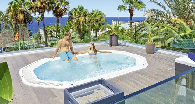 Profesjonalne spa Aquavia Hydra na tarasie hotelu z widokiem na morze