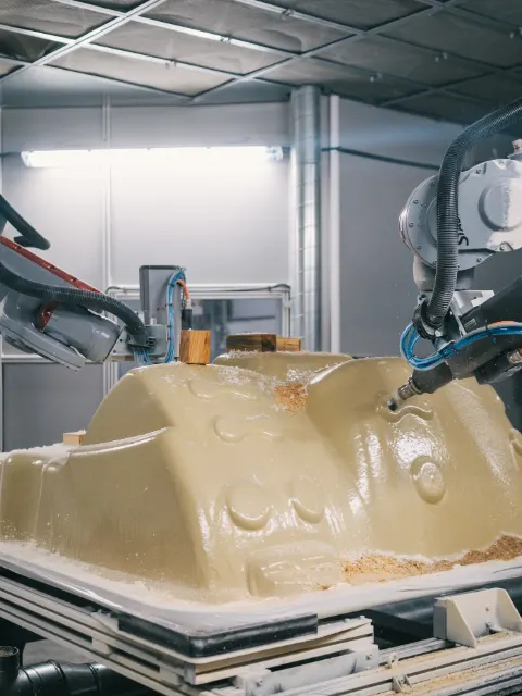 Robot obrađuje školjku spa kade u fabrici