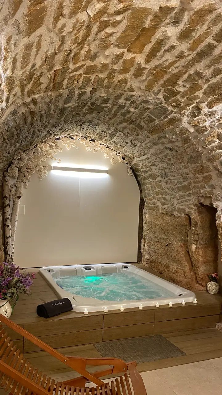 Osvetljeni Spa Touch u kamenoj pećini Cal Roseto