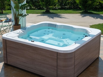 Quale jacuzzi da 5 posti dovresti scegliere: rigida o semirigida?
